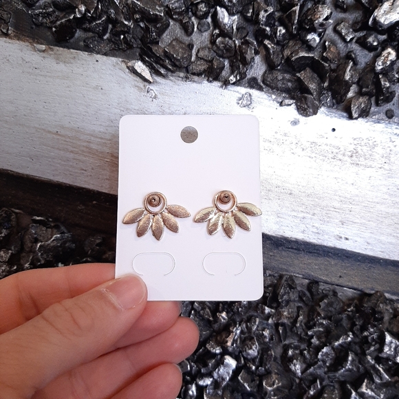🍁 BOHO Flower Stud Earrings Gold Tone Leaf Shape - Picture 4 of 10